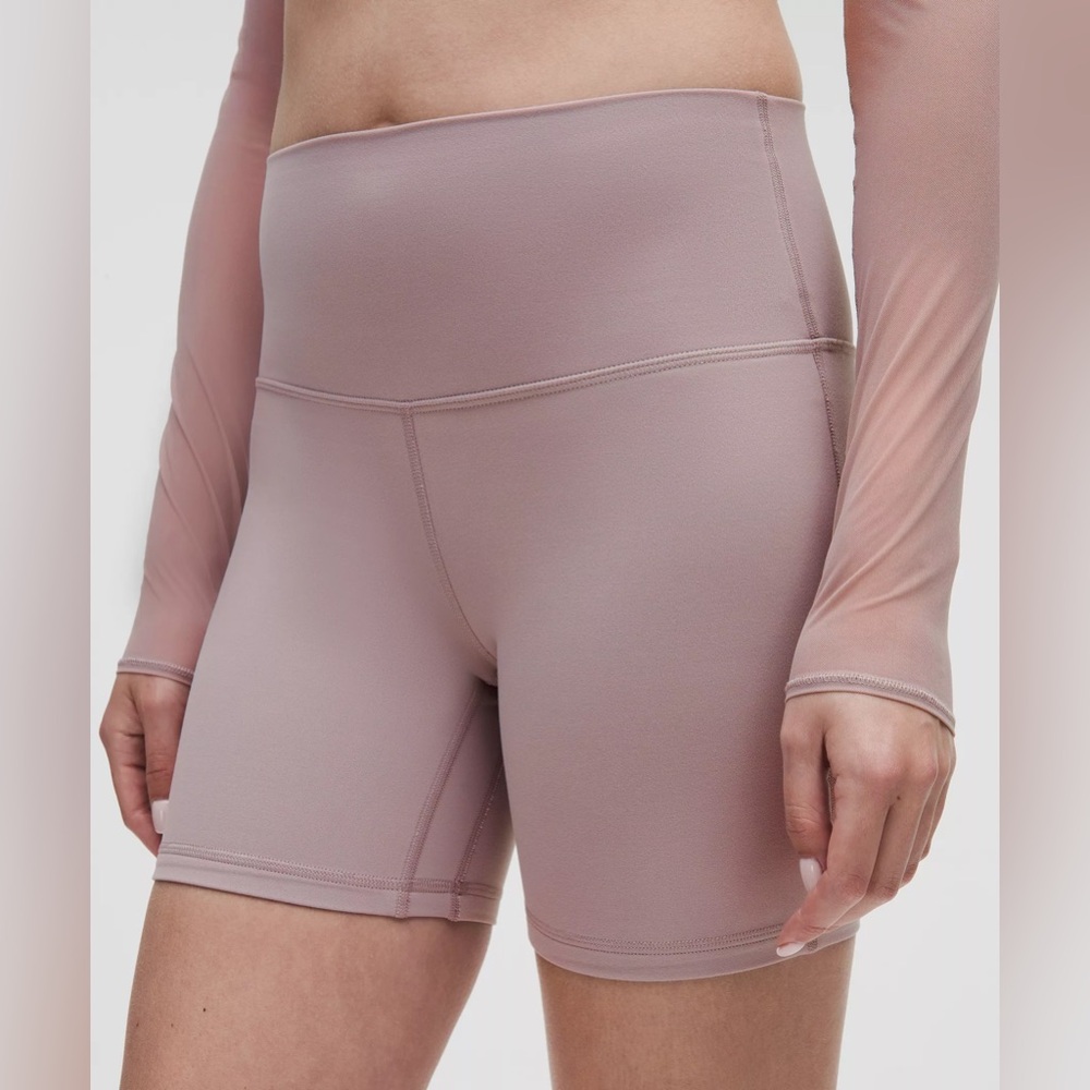Like new lululemon athletica lunar rock Align HR Short
